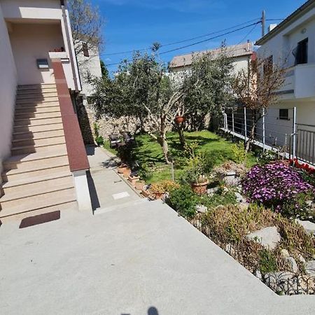 Apartmani Dami Novalja Exterior photo