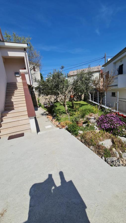 Apartmani Dami Novalja Exterior photo